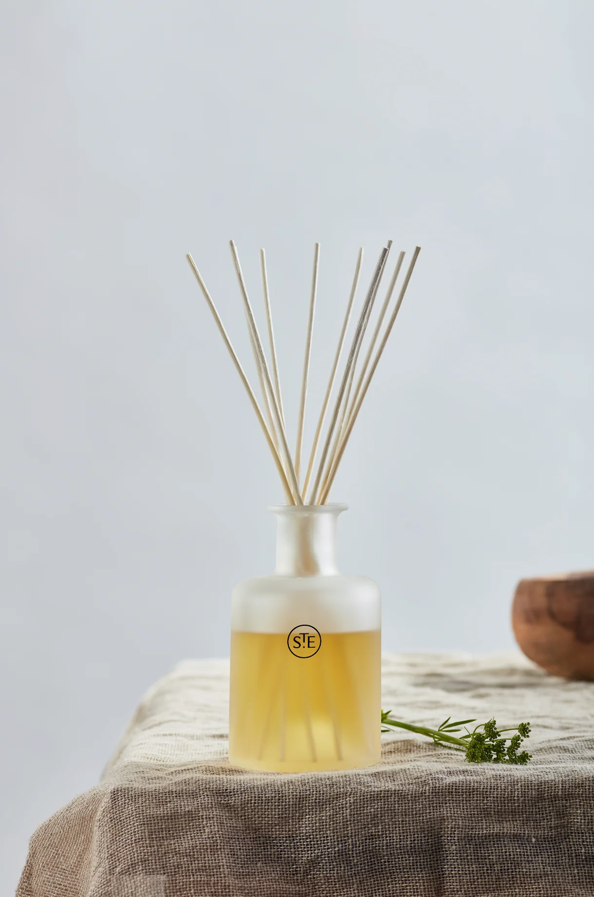 St Eval Reed Diffuser, Sweet Pea - Image 3