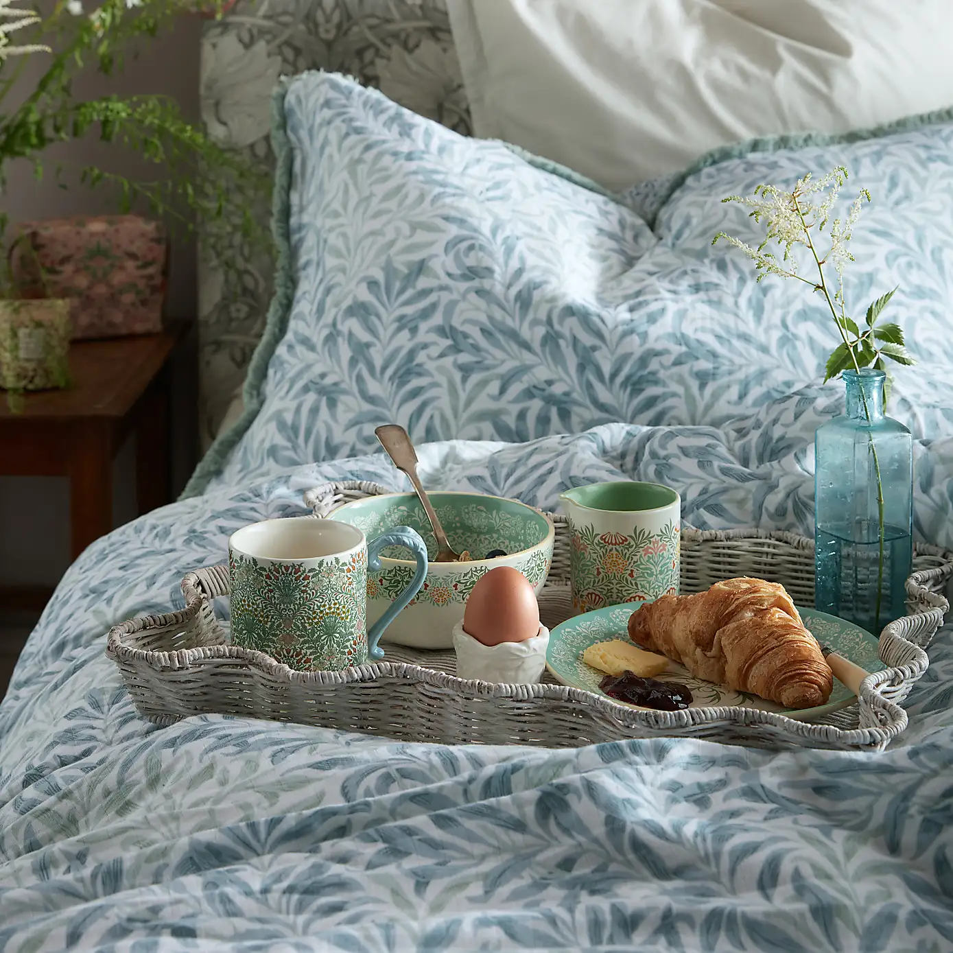 William Morris At Home Kitchen Garden Embossed Egg Cup Set - Image 3